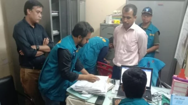 বাঁশখালীতে ঘুষের টাকাসহ পরিবার পরিকল্পনার অফিস সহকারী আটক