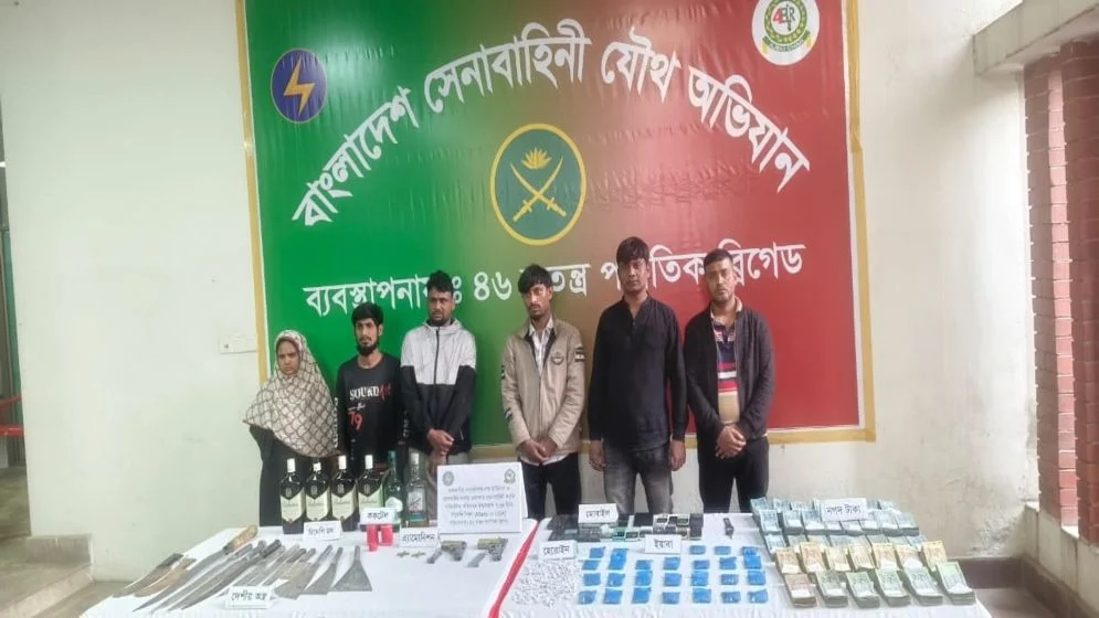 সেনাবাহিনীর অভিযানে অস্ত্র-গুলিসহ মাদক উদ্ধার, গ্রেফতার ৬