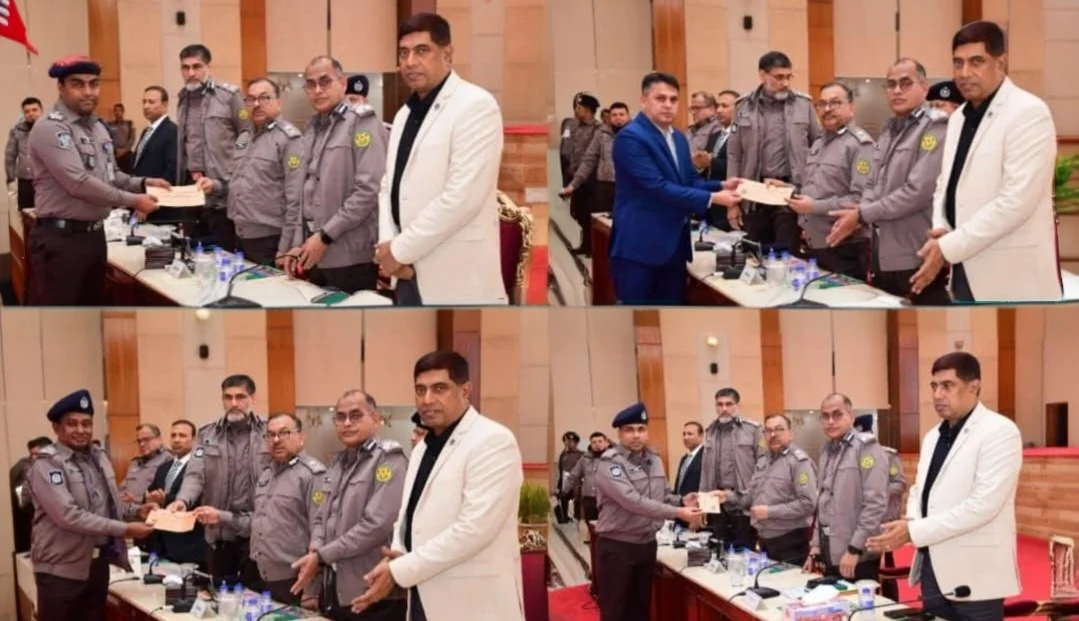 ডিসেম্বরে তেজগাঁও বিভাগকে শ্রেষ্ঠ ঘোষণা, ডিএমপি কমিশনারের হাত থেকে পুরস্কার পেলেন পুলিশ কর্মকর্তারা