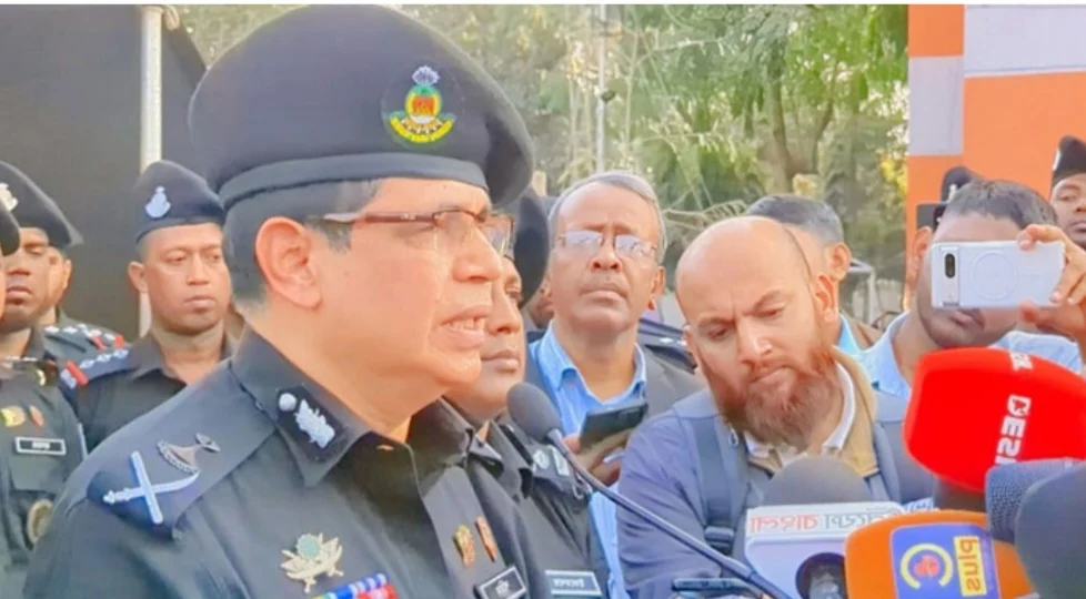 অস্ত্রধারী সন্ত্রাসীদের নির্মূল করে আস্তানা গুঁড়িয়ে দেওয়া হবে: র‌্যাব ডিজি