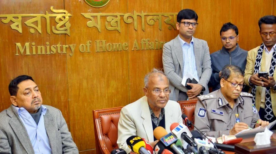 নির্বাচন প্রক্রিয়া বাধাগ্রস্ত করার চেষ্টা হলে জড়িতদের বিরুদ্ধে সর্বোচ্চ কঠোর পদক্ষেপ নেওয়া হবে—এমন হুঁশিয়ারি দিয়েছেন স্বরাষ্ট্র উপদেষ্টা।