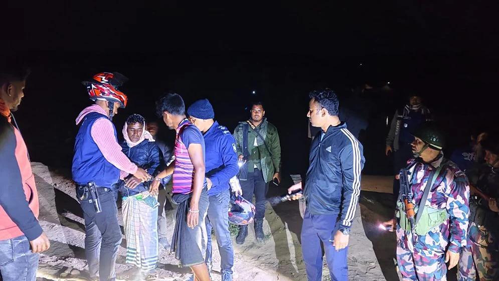 প্রতিবেশ সংকটাপন্ন এলাকায় বালু উত্তোলন, গভীর রাতে অভিযানে আটক ১১