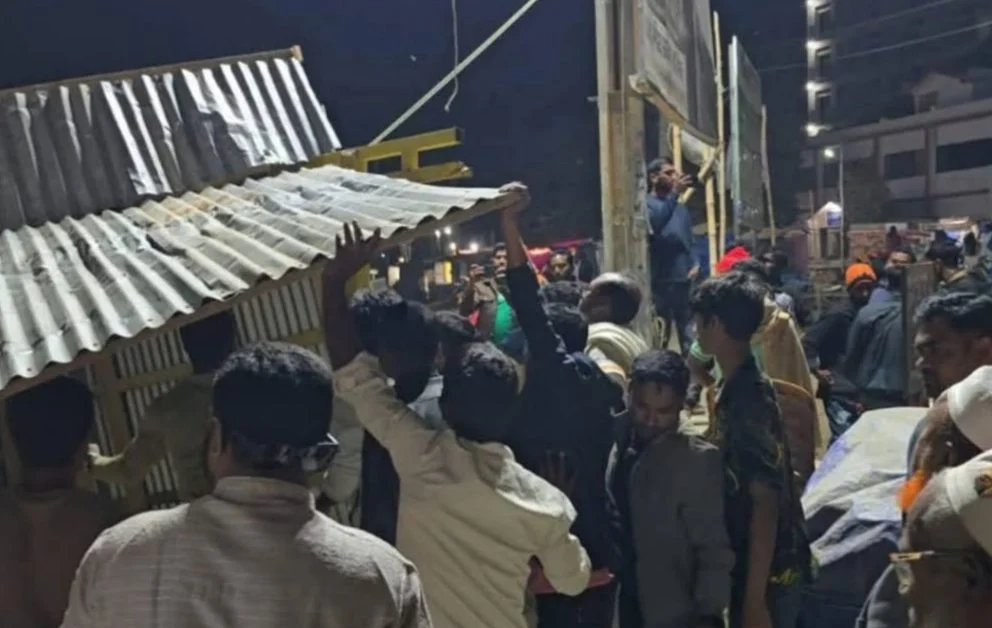 কুয়াকাটায় সরকারি জমি দখল করে দোকান নির্মাণ, বিএনপির উদ্যোগে অপসারণ