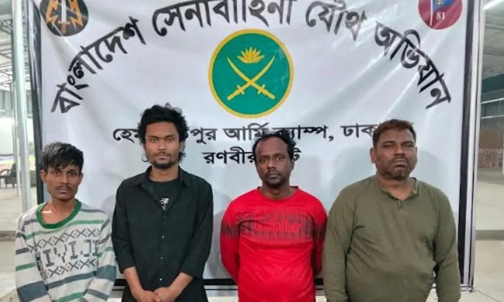 সাভার-এ বাংলাদেশ সেনাবাহিনীর অভিযানে অস্ত্র ও মাদকসহ ৪ ছিনতাইকারী আটক