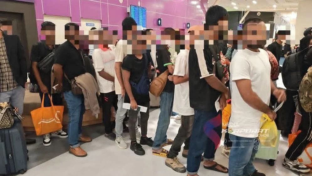 বাংলাদেশিসহ ১৩৫ অভিবাসী বন্দিকে নিজ দেশে ফেরত পাঠাল মালয়েশিয়া