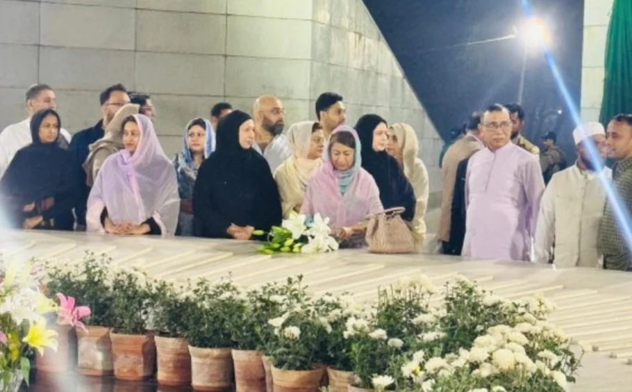 শবে বরাতে জিয়াউর রহমান ও খালেদা জিয়ার কবর জিয়ারত করলেন পরিবারের সদস্যরা