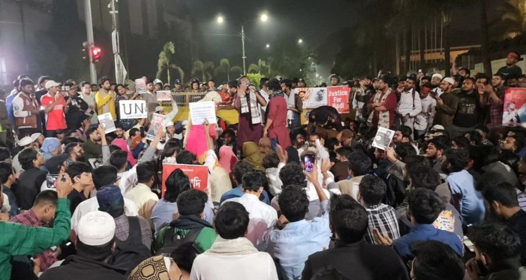 হত্যার বিচারের দাবিতে যমুনার সামনে ওসমান হাদির স্ত্রী ও ইনকিলাব মঞ্চের অবস্থান