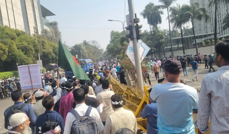 ব্যারিকেড ভেঙে যমুনা অভিমুখে সরকারি চাকরিজীবীরা