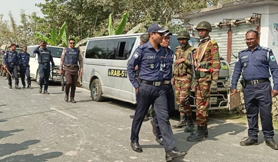 নওগাঁর বদলগাছীতে মুদি দোকানের সামনে ককটেল-পেট্রোল বোমা উদ্ধার