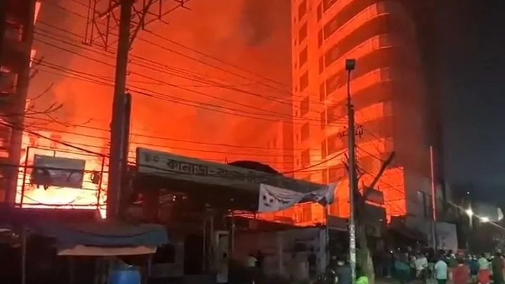 রাজধানীর কারওয়ান বাজারে আগুন, নিয়ন্ত্রণে ৮ ইউনিট