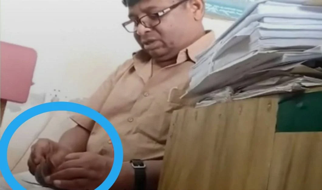 লক্ষ্মীপুরের কমলনগরে এলজিইডির উপসহকারী প্রকৌশলীর ঘুষ নেওয়ার ভিডিও ভাইরাল