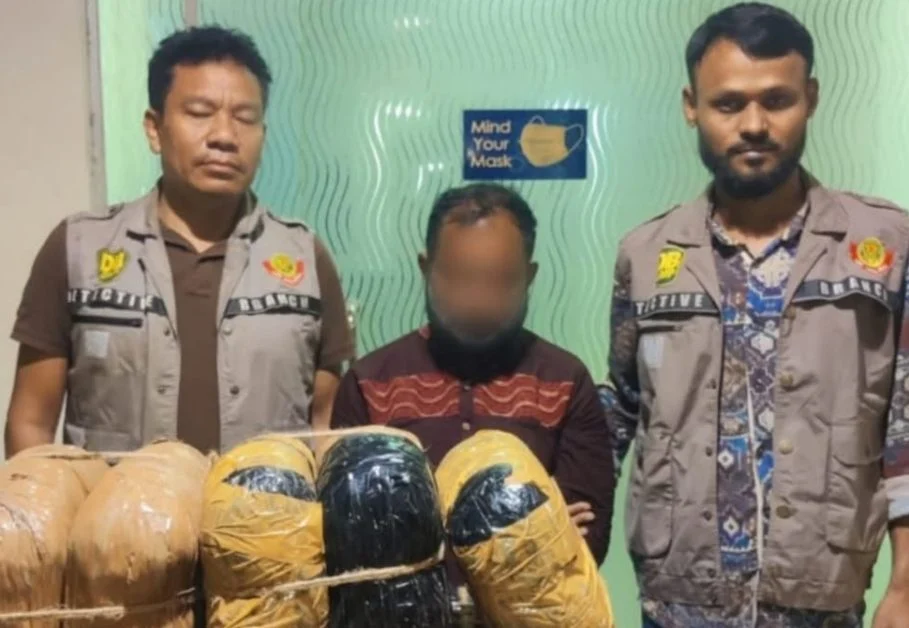 শাহবাগে ৩০ কেজি গাঁ’জা ও ৮ হাজার ট্যাপে’ন্টাডল ট্যাবলেটসহ মাদ’ক কারবারি গ্রেপ্তার