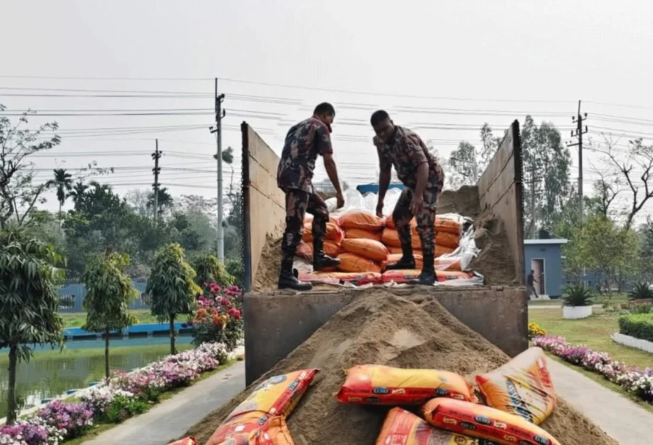 মাধবপুরে বালুভর্তি ট্রাকে কোটি টাকার ভারতীয় পণ্য জব্দ