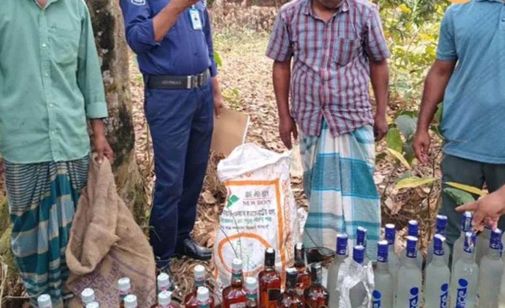 শ্রীপুরে মদের বোতল নিয়ে ধোঁয়াশা: স্থানীয়দের দাবি ৪২, পুলিশের হিসাব ২৫