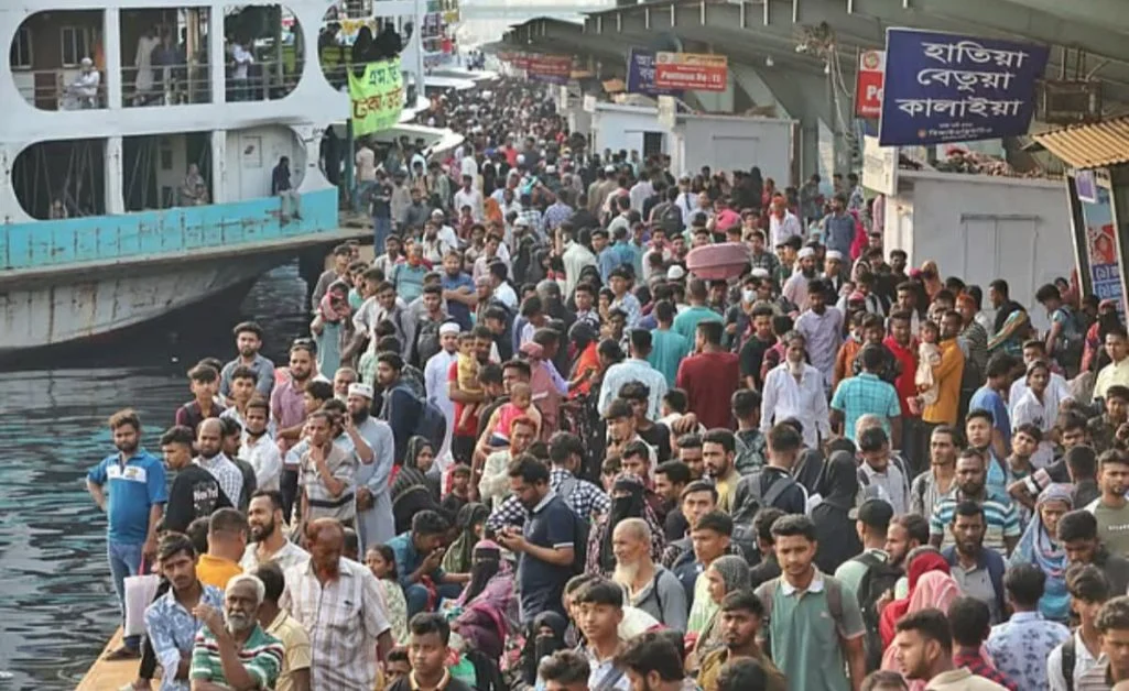 দেরিতে ছাড়ায় ৩ লঞ্চকে জরিমানা, যাত্রী হয়রানির অভিযোগে আটক ৩৭ হকার