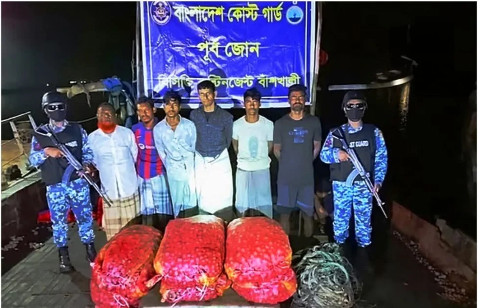 বাঁশখালীতে ৯৫০ কেজি আলুসহ জেলেনৌকা জব্দ, আটক ৬ পাচারকারী