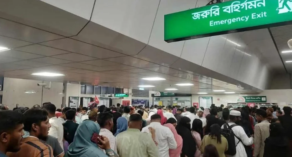 বেড়ানো শেষে ঘরে ফেরার ভোগান্তি : সড়কে যানজট, মেট্রোরেলেও যেন ‘ঠাঁই নেই’