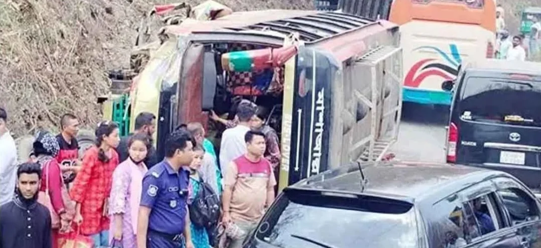 রাঙ্গামাটিতে ৪০ যাত্রী নিয়ে বাস উল্টে দুর্ঘটনা