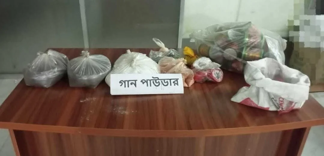 চাঁপাইনবাবগঞ্জে বিপুল পরিমাণ গানপাউডারসহ বোমা তৈরির সরঞ্জাম উদ্ধার