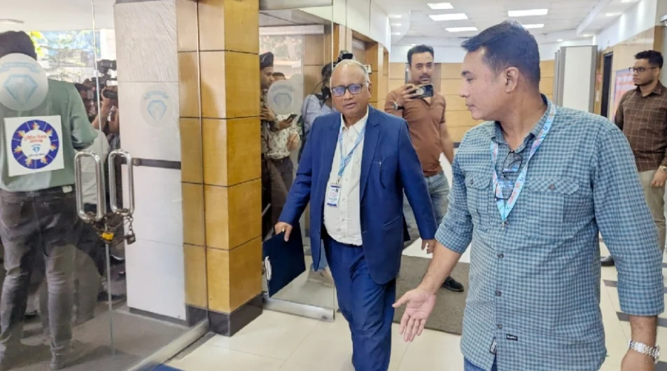 নতুন সরকারের পথ খুলতেই দুদক কমিশনের পদত্যাগ