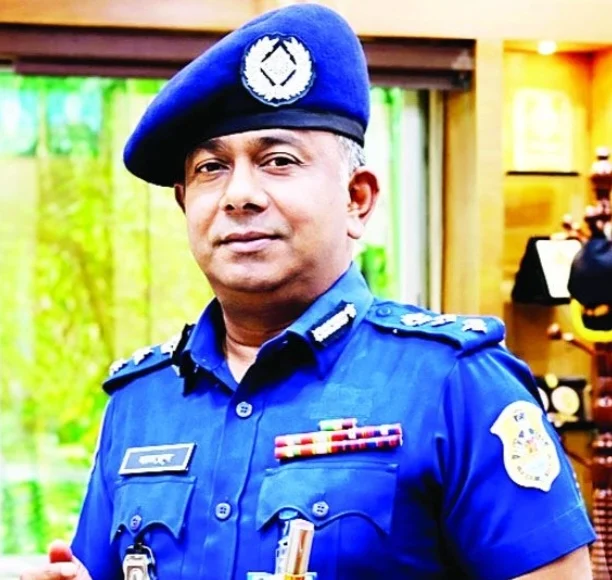 কয়লা ধুলে ময়লা যায় না—এসপি আপেলকে ঘিরে নতুন করে বিতর্ক