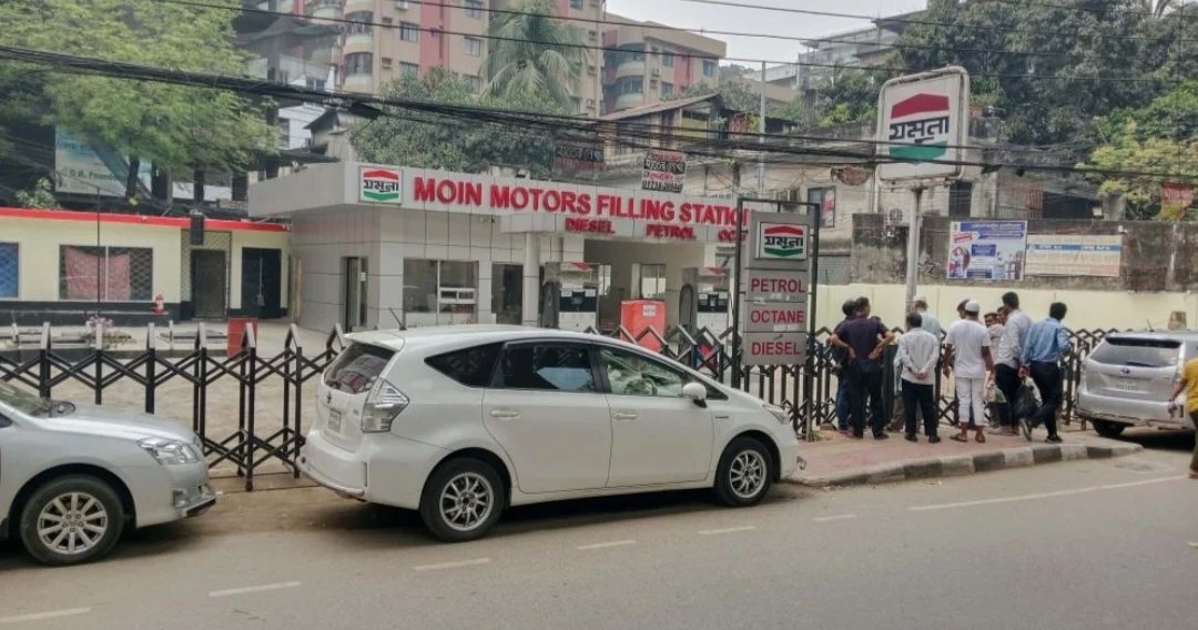 তেল সংকটে বন্ধ মগবাজারের পেট্রল পাম্প, খোলা পাম্পে চালকদের দীর্ঘ ভিড়