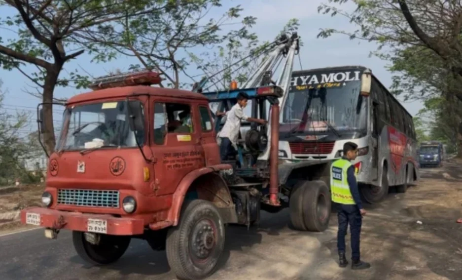 ফেনীতে ত্রিমুখী সংঘর্ষে নিহত ৩, আহত ৫