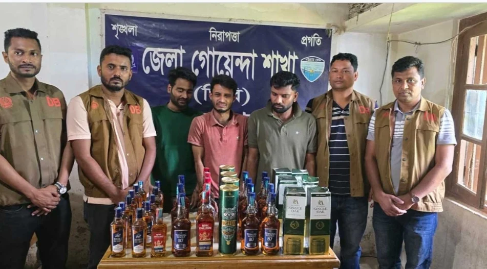 শয়ন কক্ষে মদের আস্তানা: ৩৯ বোতল বিদেশি মদসহ গ্রেপ্তার ৩