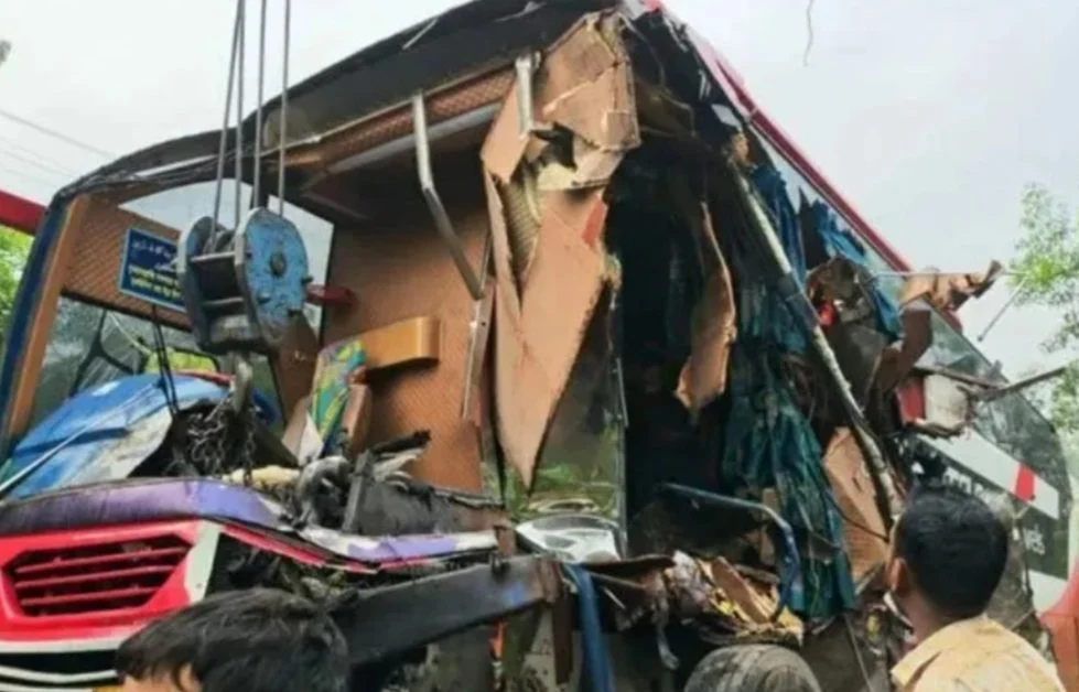 বিরামপুরে দাঁড়িয়ে থাকা ট্রাকে বাসের ধাক্কা, নিহত ২