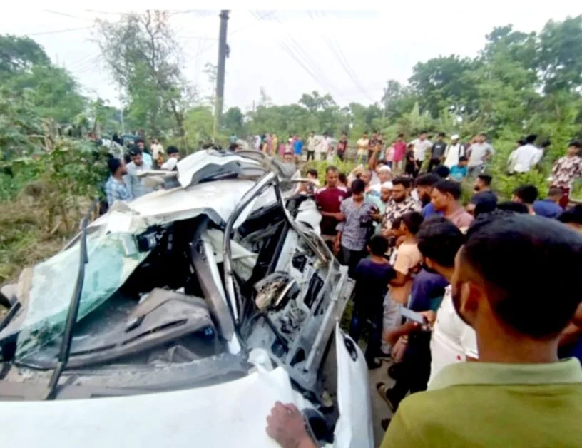 খুলনায় ট্রেনের ধাক্কায় দুমড়েমুচড়ে প্রাইভেট কার, আহত ৪