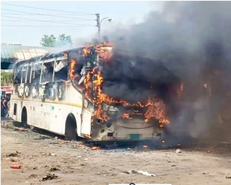 কুমিল্লায় পাশাপাশি ৩ বাসে আগুন, হতাহতের খবর নেই