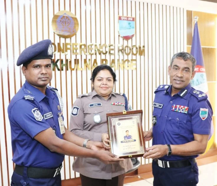 মস্তকবিহীন লাশের রহস্য উদঘাটন: পিবিআই কর্মকর্তাকে সম্মাননা