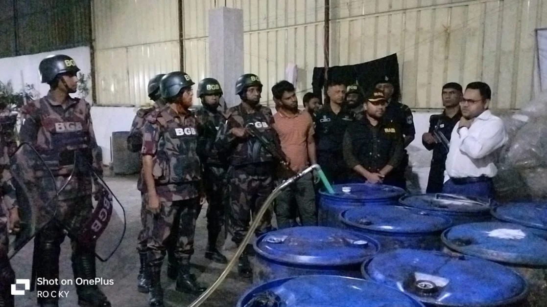রূপগঞ্জে বিজিবি-র‍্যাবের যৌথ অভিযান: ২ হাজার লিটার সয়াবিন তেল উদ্ধার, গুদাম সিলগালা