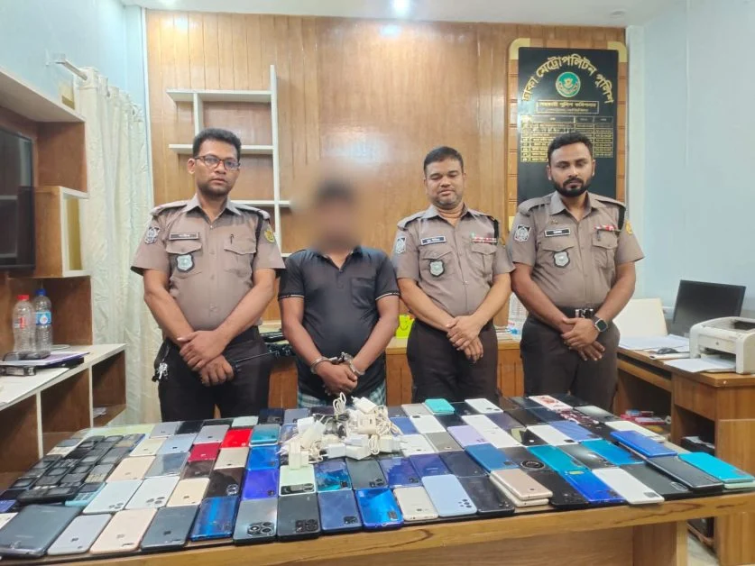 পল্টনে অভিযান: ১১৭টি চোরাই মোবাইলসহ চোরাকারবারী গ্রেফতার