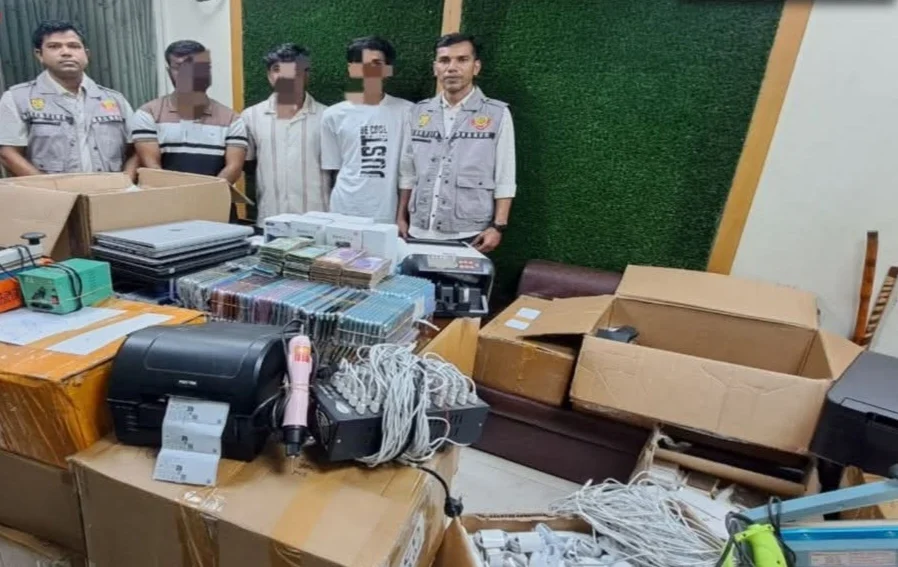 রাজধানীতে ডিবির অভিযান: ৪৪২ মোবাইল, বিপুল যন্ত্রাংশ ও নগদ টাকাসহ আটক ৩