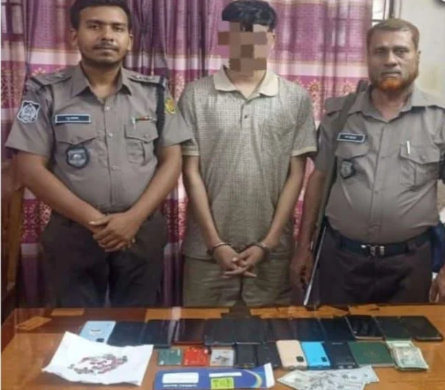 ভুয়া ডিবি পুলিশ পরিচয়ে প্রতারণা: সূত্রাপুর থানা পুলিশের অভিযানে গ্রেফতার ১, উদ্ধার মোবাইল-সিম-ডলারসহ বিপুল আলামত