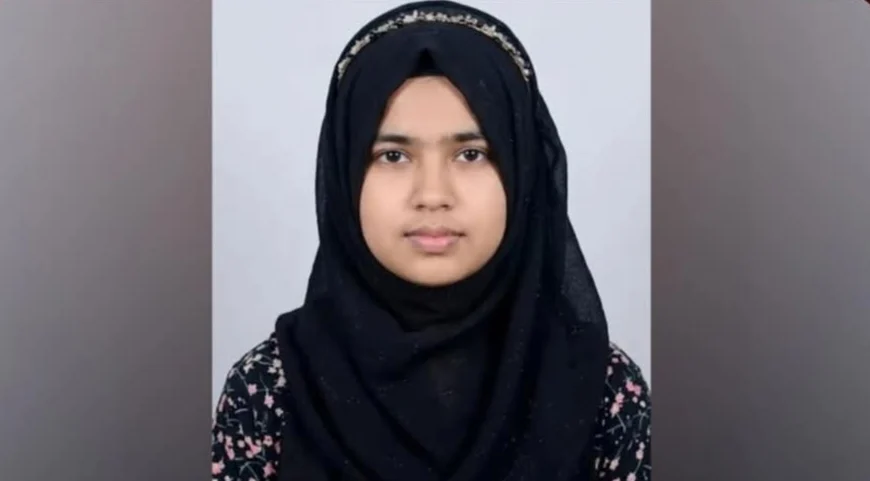 জীবিত স্ত্রীকে ‘মৃত’ দেখিয়ে ঋণ নেওয়ার অভিযোগ, এখন গ্রামে গ্রামে ঘুরছেন মর্জিনা