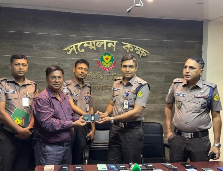 হারানো ৫১টি মোবাইল উদ্ধার, মালিকদের হাতে তুলে দিল পল্টন থানা পুলিশ