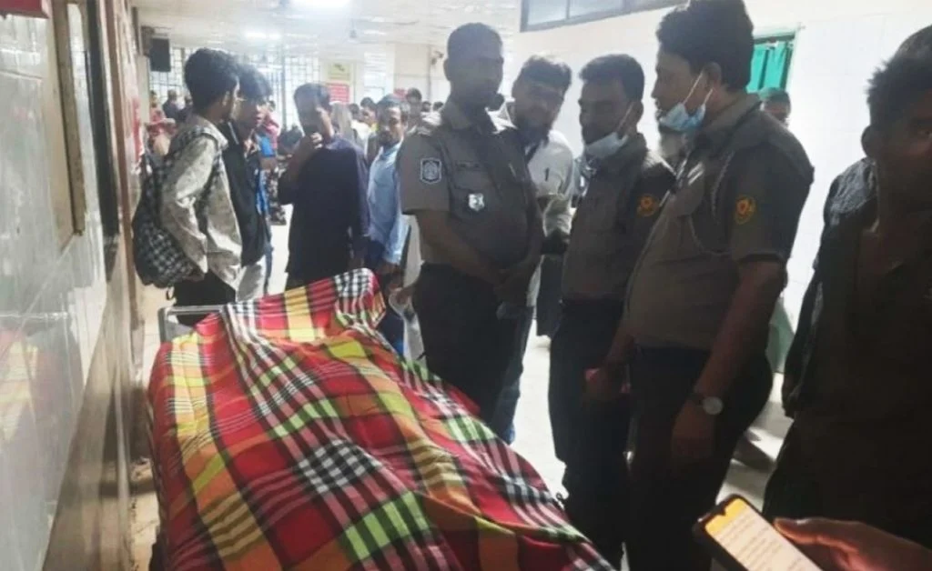 নিউ মার্কেট এলাকায় গুলিতে অজ্ঞাত ব্যক্তির মৃত্যু