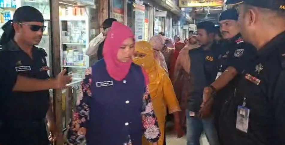 মানিকগঞ্জে দা’লাল চক্রের ১২ সদস্যকে কা’রাদণ্ড