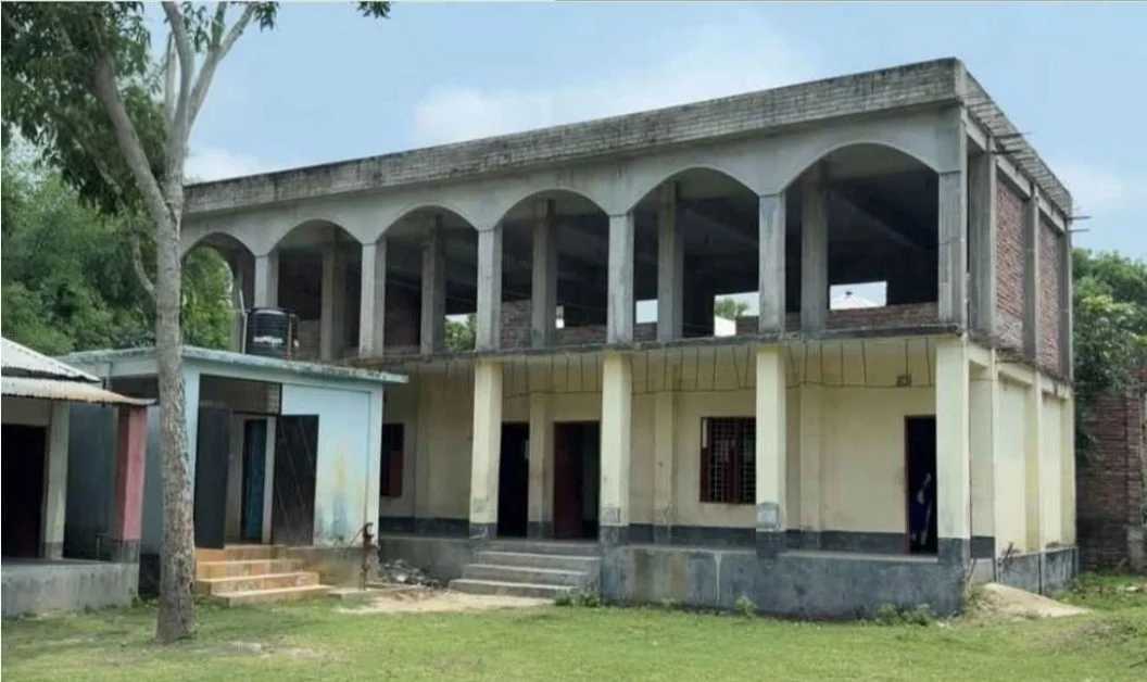 ৩৭ লাখ টাকায় দোতলা ভবন, ওঠার জন্য নেই সিঁড়ি