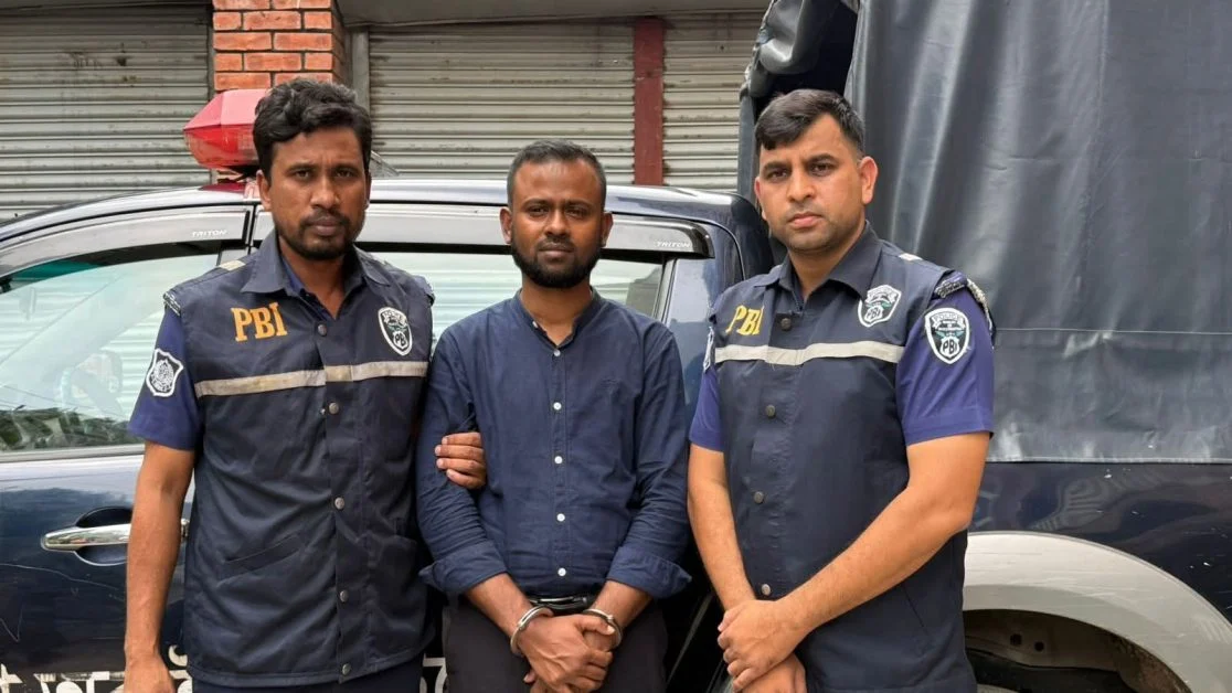 ওমরাহে পাঠানোর নামে ২০ লাখ টাকা আ”ত্মসাৎ: পিবিআই অভিযানে মূলহোতা গ্রেফতার, স্বীকারোক্তি প্রদান