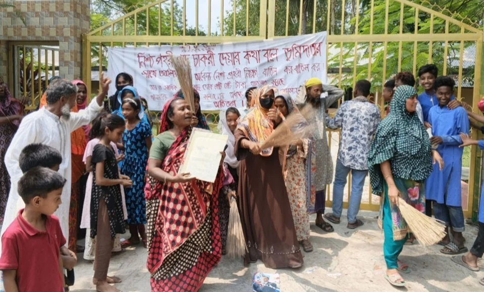 ভাঙ্গুড়ায় ঘু’ষের টাকা ফেরতের দাবিতে অধ্যক্ষকে অবরুদ্ধ করে বিক্ষোভ