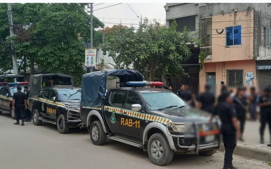 নারায়ণগঞ্জে মাদকবিরোধী অভিযানে র‍্যাবের তিন কর্মকর্তা কু’পিয়ে আহত