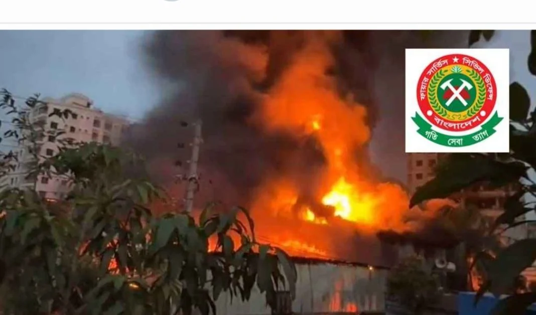 কদমতলীতে ফোম কারখানায় ভয়াবহ আগুন, নিয়ন্ত্রণে ফায়ার সার্ভিসের ৫ ইউনিট