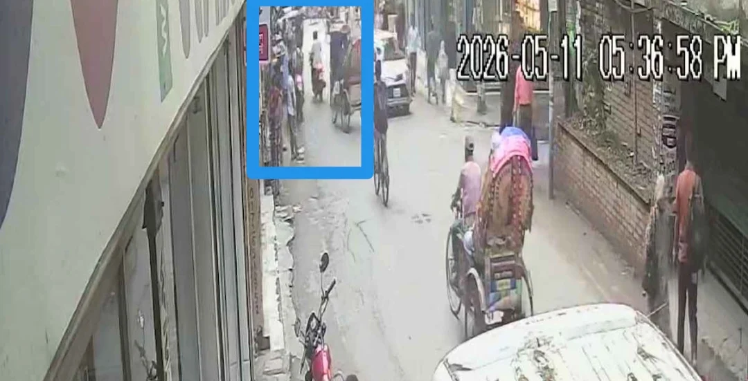 মোহাম্মদপুরে নতুন আতঙ্ক ‘ধাক্কা পার্টি’, অ”স্ত্রের মুখে লুট হচ্ছে পথচারীরা