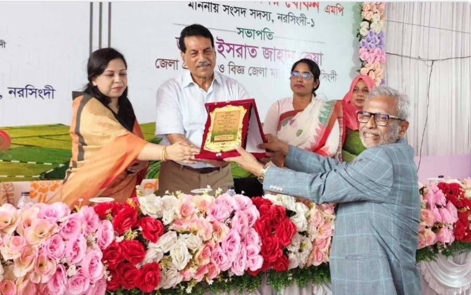নরসিংদীতে শ্রেষ্ঠ ভূমি উন্নয়ন করদাতার সম্মাননা পেলেন বসুন্ধরা চেয়ারম্যান