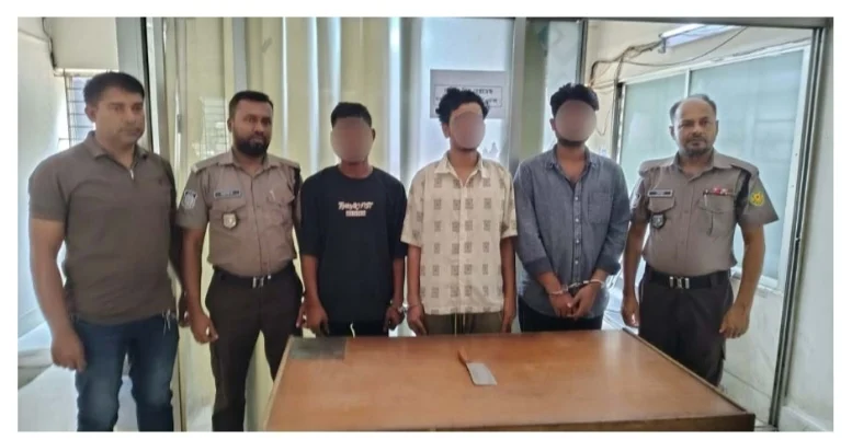 সবুজবাগে দেশীয় অ”স্ত্র ও মোটরসাইকেলসহ ৩ ছিন’তাইকারী গ্রেফতার