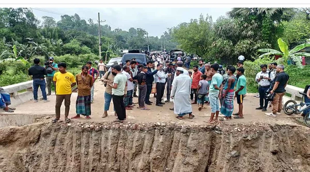 বুলডোজার দিয়ে র‍্যাব ক্যাম্পে হা’মলা, দেয়াল গুঁড়িয়ে দিল স’ন্ত্রা’সীরা