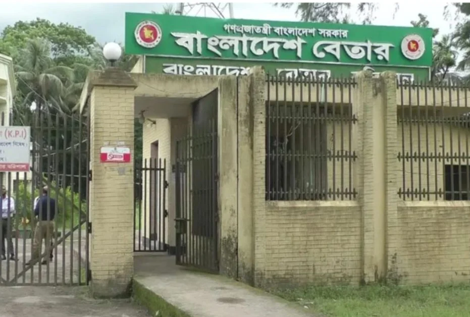 টিপ-ওড়না বিতর্কে পিছু হটল বাংলাদেশ বেতার, বাতিল পোশাকবিধি